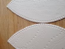 Charger l'image dans la galerie, Biscuits de porcelaine feuille plate