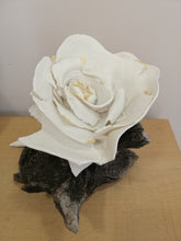 Charger l'image dans la galerie, "Précieuse" fleur de porcelaine et feuilles d'or