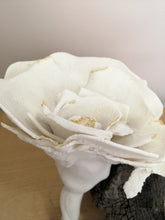 Charger l'image dans la galerie, "Précieuse" fleur de porcelaine et feuilles d'or