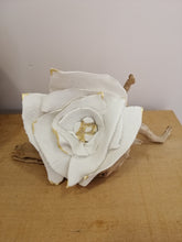 Charger l&#39;image dans la galerie, &quot;Délicatesse&quot; fleur de porcelaine et feuilles d&#39;or

