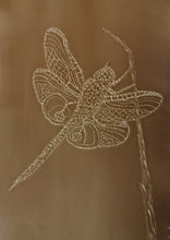 Charger l'image dans la galerie, Lithophanie "Libellule sur brin d'herbe"