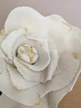 Charger l&#39;image dans la galerie, &quot;Précieuse&quot; fleur de porcelaine et feuilles d&#39;or
